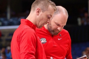 mk体育-名记：除詹金斯外 灰熊还与助教拉罗什和帕特-安德鲁分道扬镳