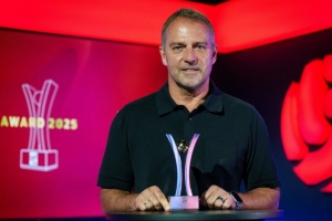 mk体育-官方：弗里克荣获2025年图片报年度最佳教练奖