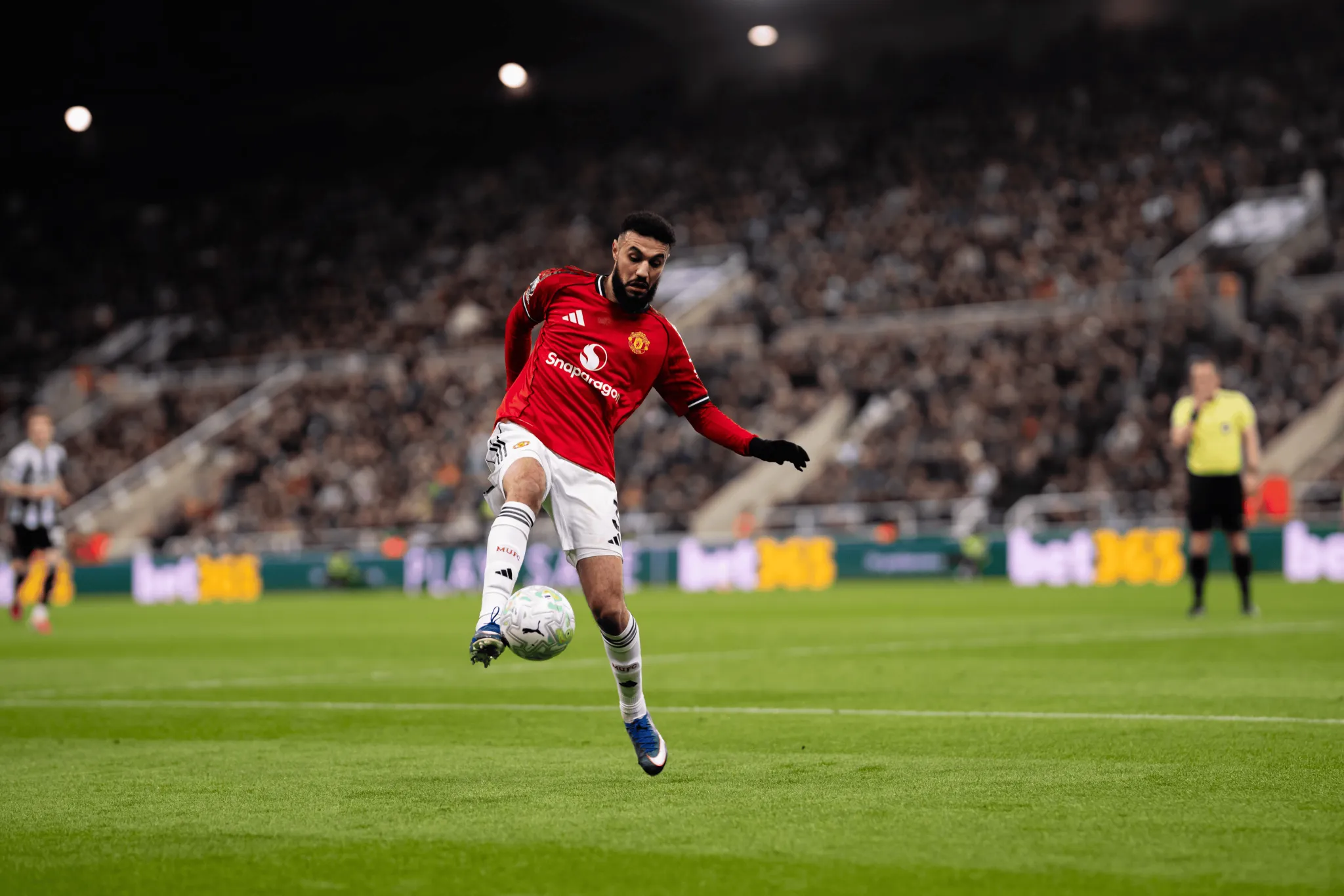 mk体育-马兹拉维本场对抗11胜6，3次被犯规，3解围1夺回球权